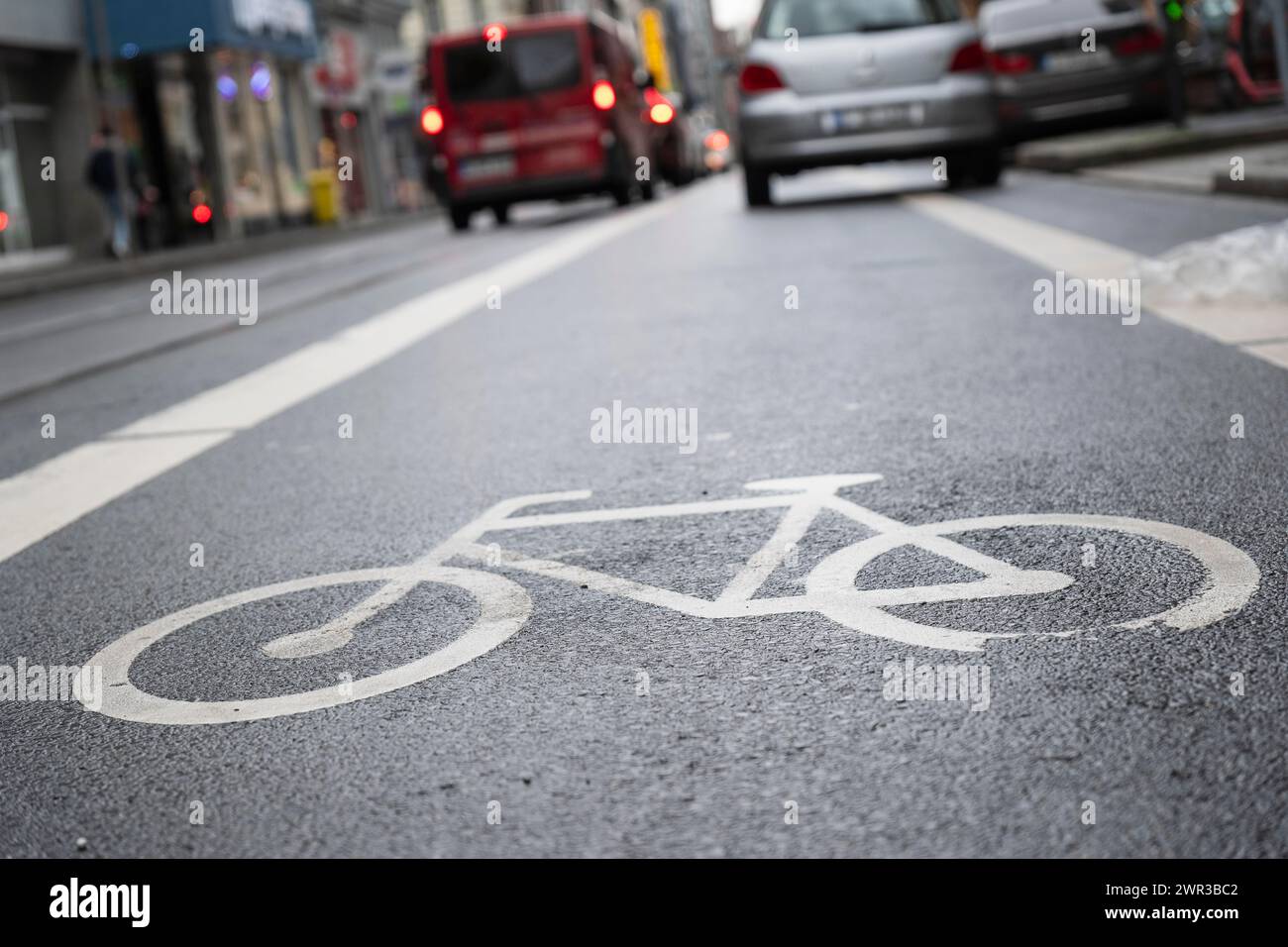 Un'auto parcheggiata sulla pista ciclabile nel centro di Duesseldorf Foto Stock