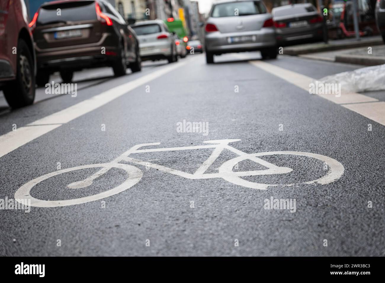 Un'auto parcheggiata sulla pista ciclabile nel centro di Duesseldorf Foto Stock