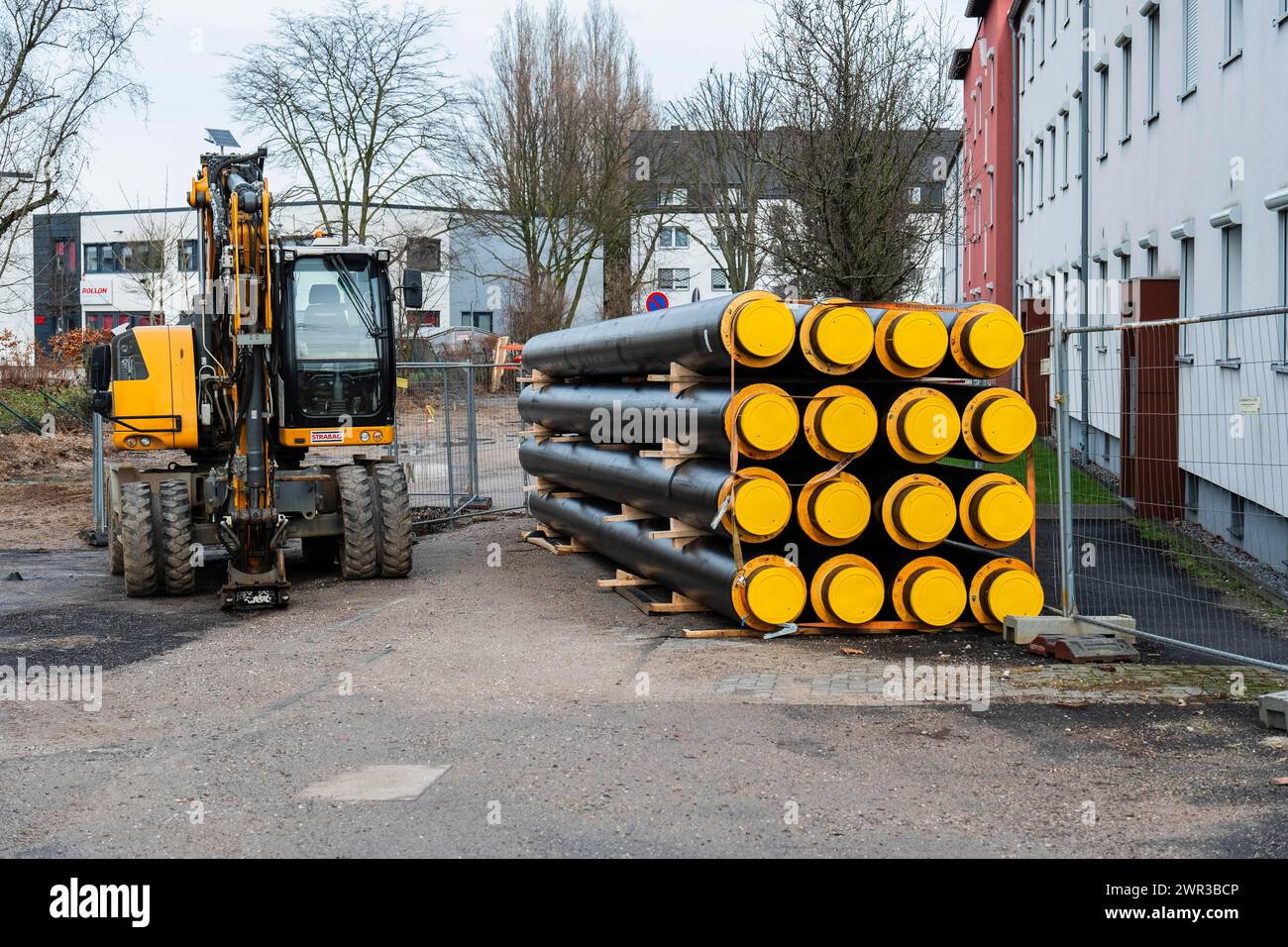 Una pila di nuovi tubi di teleriscaldamento in un cantiere a Duesseldorf, Germania Foto Stock