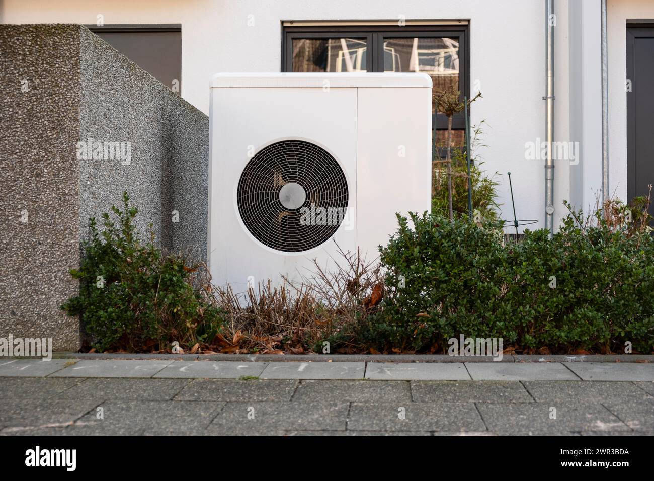 Pompa di calore nel giardino anteriore di una casa a schiera a Duesseldorf, Renania settentrionale-Vestfalia, Germania Foto Stock