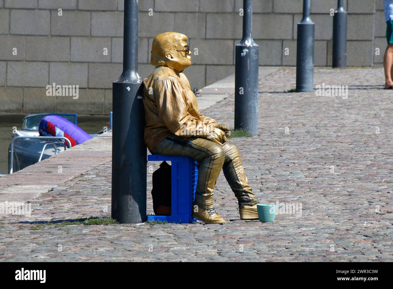 ein Schausteller, der sich als goldener Elvis Presley praesentiert, Helsinki (nur fuer redaktionelle Verwendung. Keine Werbung. Banca di riferimento: h Foto Stock