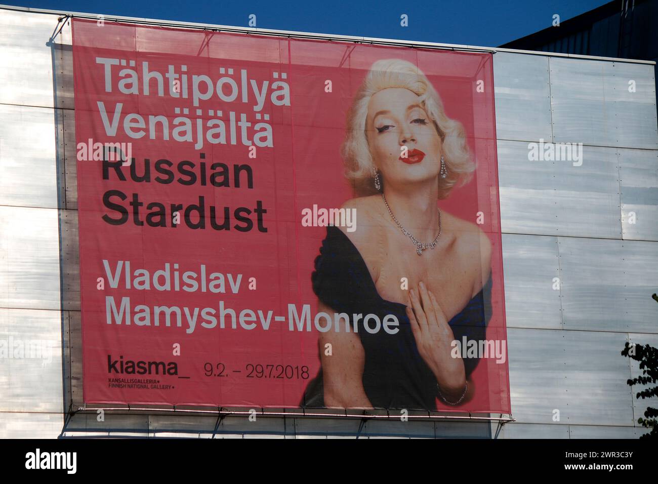 "Polvere stellare russa" - Plakat zu einer Ausstellung ueber Vladislaw Mamyshev Monroe, einen russischen Kuenstler, der vor kurzem in einem Wasserbecken mit Foto Stock