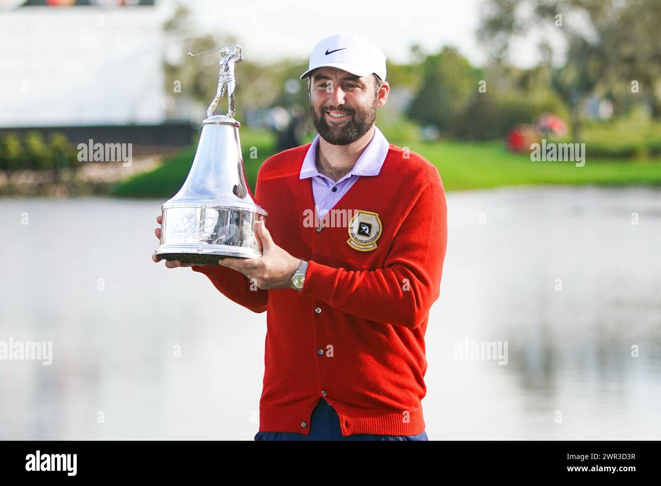 Orlando, Florida, Stati Uniti. 10 marzo 2024. Scottie Scheffler detiene il trofeo sul 18° green dopo aver vinto l'Arnold Palmer Invitational 2024 presentato da Mastercard al Bay Hill Club & Lodge. (Credit Image: © Debby Wong/ZUMA Press Wire) SOLO PER USO EDITORIALE! Non per USO commerciale! Crediti: ZUMA Press, Inc./Alamy Live News Foto Stock