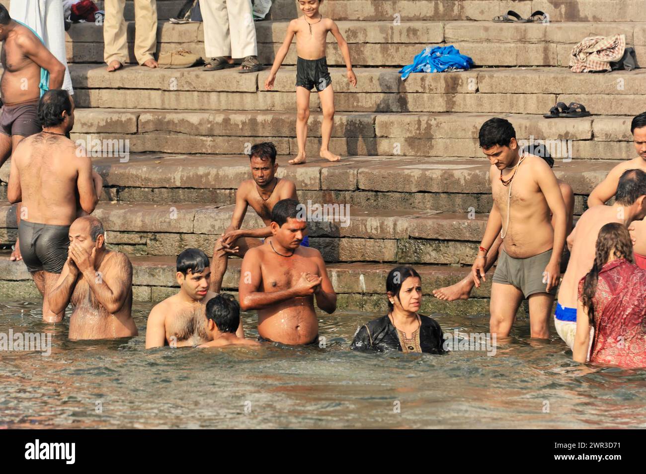 Persone che fanno un bagno comune nel fiume, indicando legami sociali, Varanasi, Uttar Pradesh, India Foto Stock