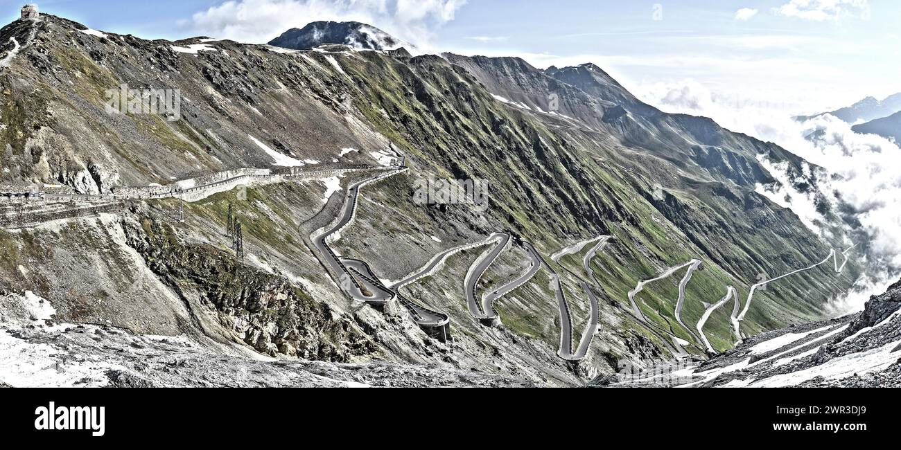 Foto con ridotta saturazione dinamica HDR della rampa nord di accesso da ripida strada di passaggio che sale ripida al passo alpino con serpentine Foto Stock