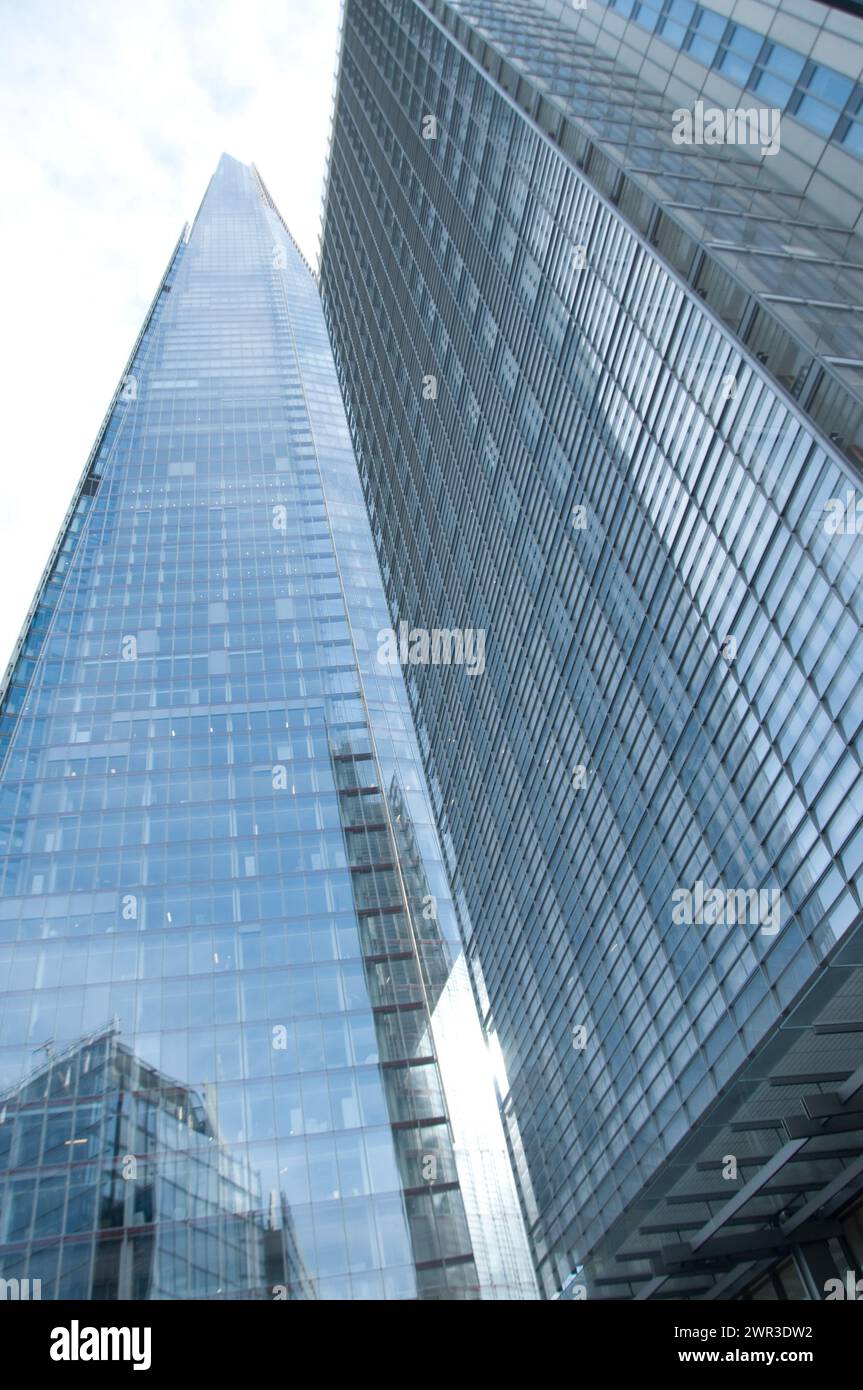 The Shard, Southwark, Londra, Regno Unito. Lo Shard, noto anche come Shard London Bridge e precedentemente London Bridge Tower, è una piramide a 72 piani Foto Stock