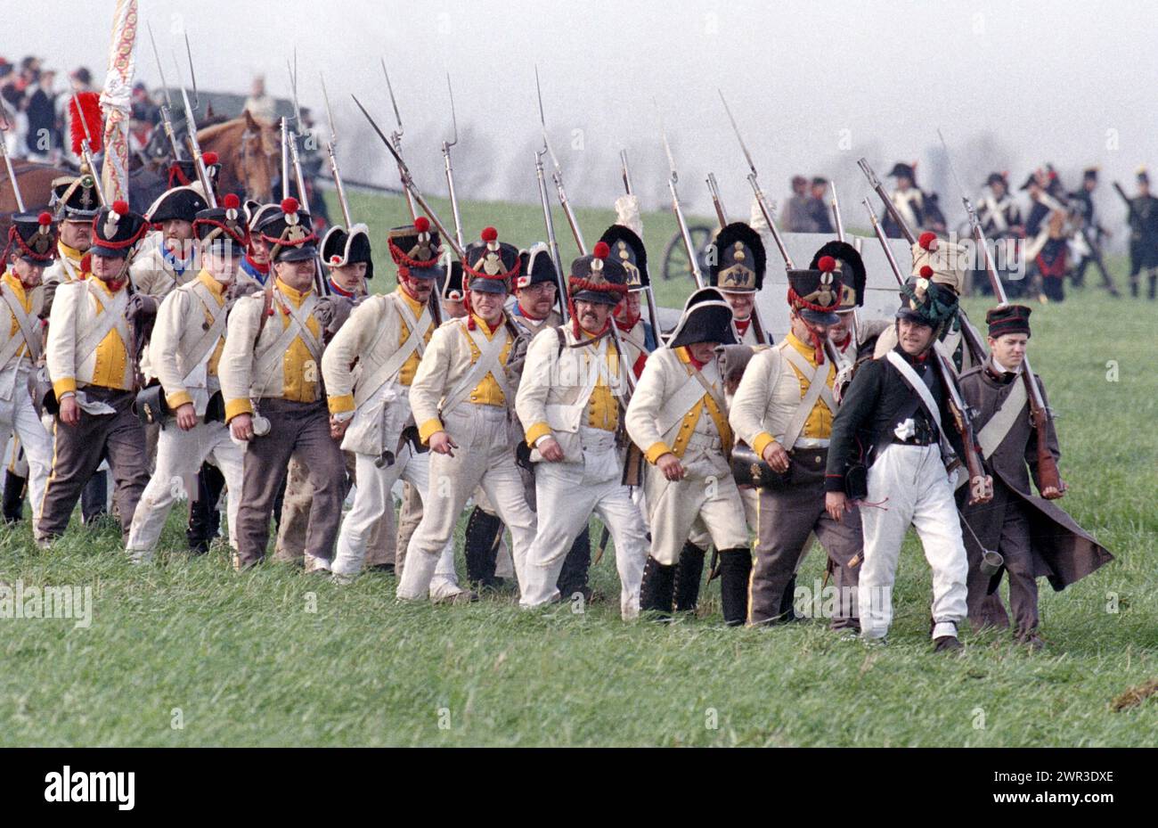 Gli attori in uniforme storica ripropongono la battaglia in scene di battaglia storiche nel 185° anniversario della battaglia di Lipsia nel 1813, Lipsia, 17 Foto Stock