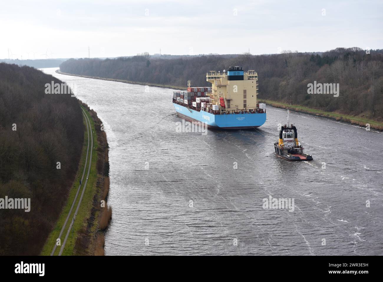 La nave container Laura Maersk è scortata da un rimorchiatore nel canale di Kiel, canale di Kiel Foto Stock