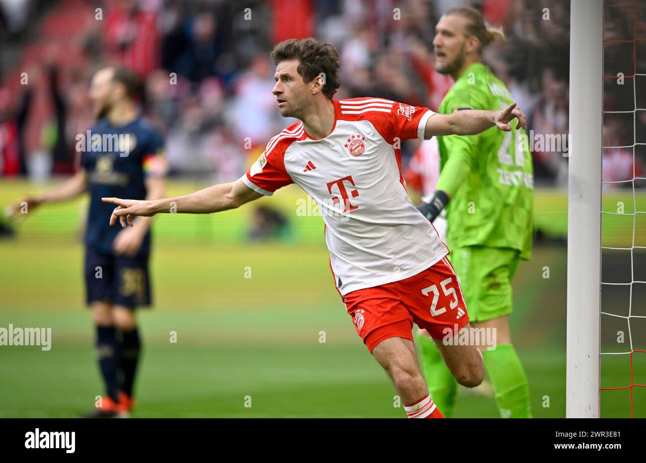 Celebrazione della porta Thomas Mueller FC Bayern Monaco FCB (25) delusione al portiere Robin Zentner 1. FSV Mainz 05 (27), Allianz Arena, Monaco di Baviera Foto Stock