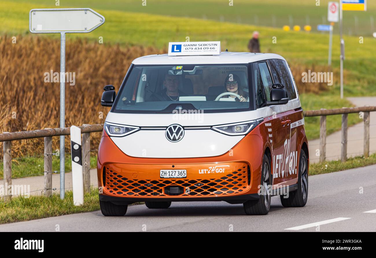 ID VW Ein. Buzz fährt, als Fahrschulauto, auf einer Strasse ausserorts im Kanton Zürich. (Niederglatt, Schweiz, 14.01.2023) Foto Stock