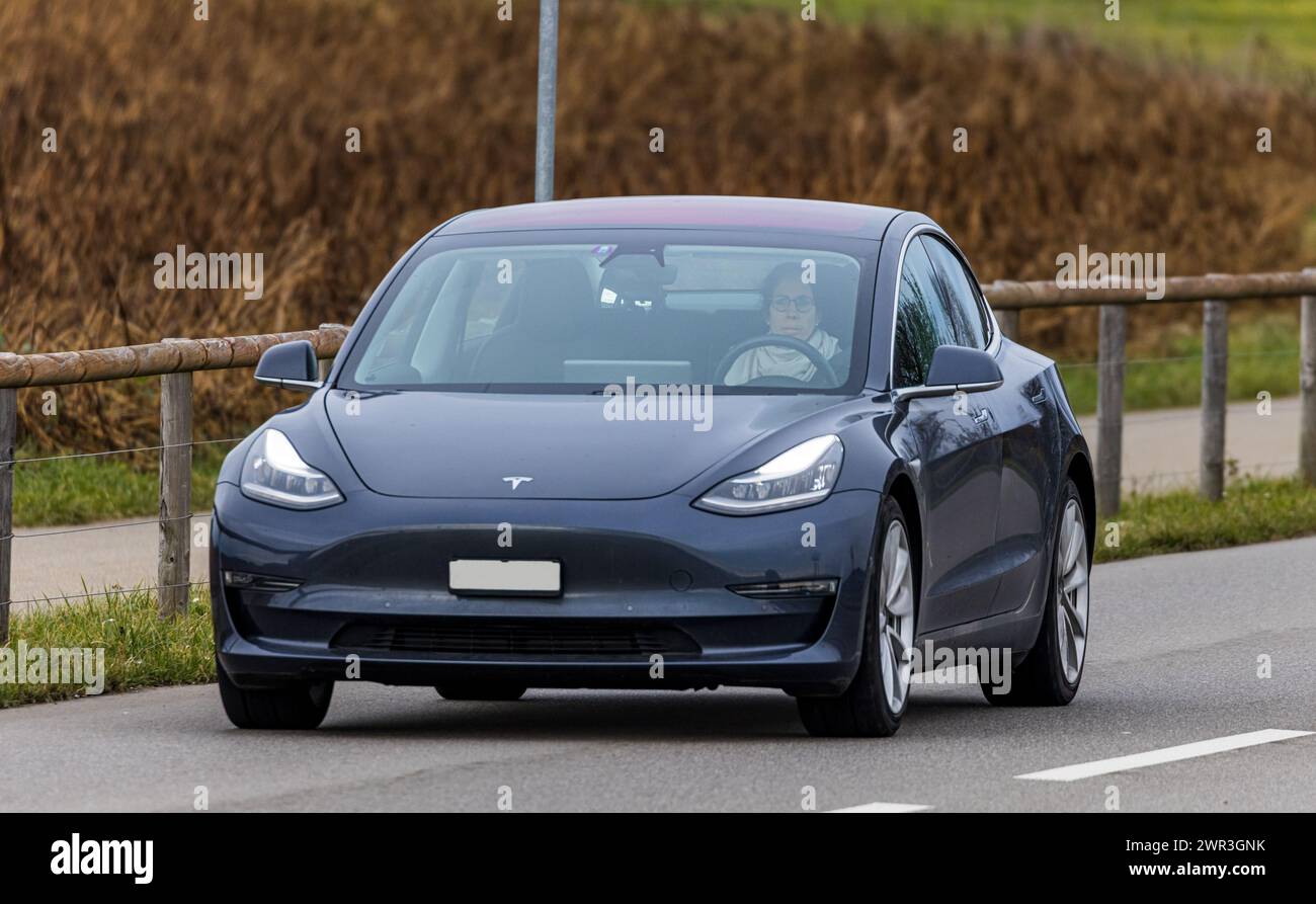 Ein Tesla Model 3 fährt auf einer Strasse ausserorts im Kanton Zürich. (Oberglatt, Schweiz, 14.01.2023) Foto Stock