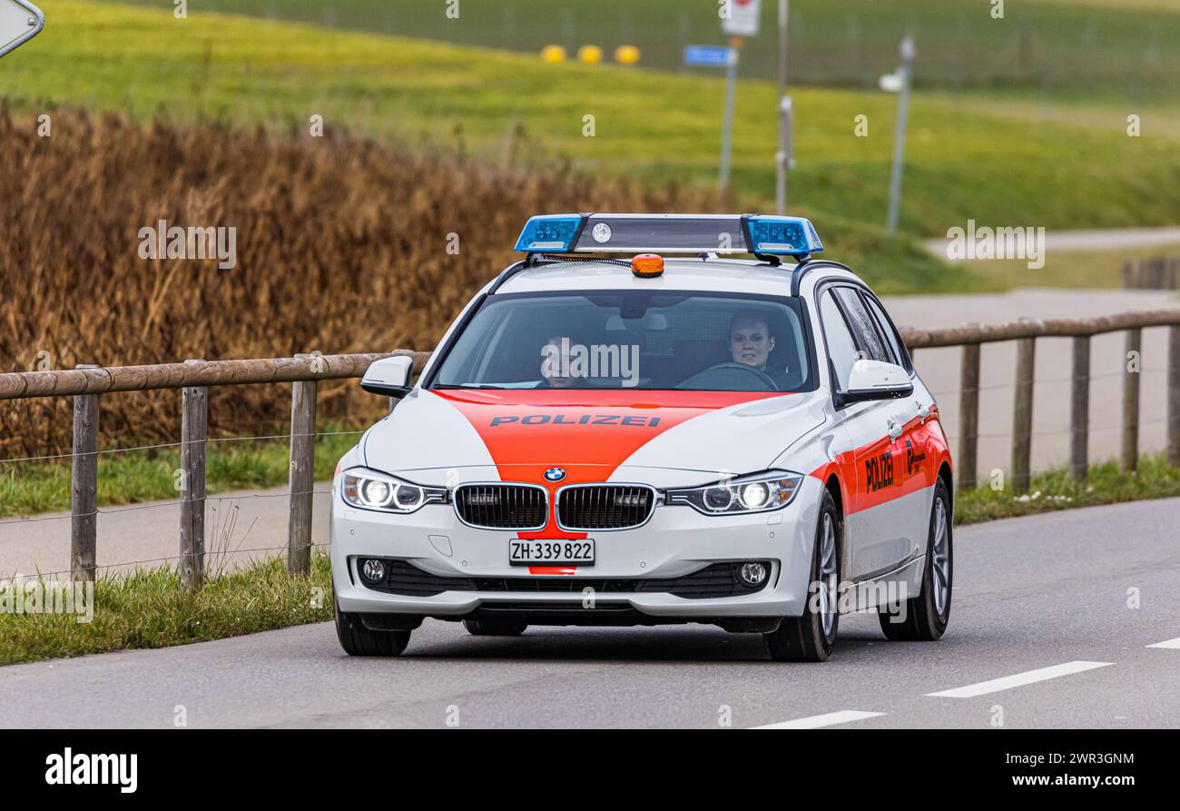 Ein Patrouillienfahrzeug der Kantonsfahrzeug der Fahrzeugmarke BMW fährt mit zwei Polizistinnen auf einer Strasse ausserorts im Zürcher Unterland. (OST Foto Stock