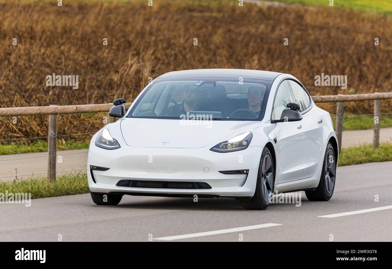 Ein Tesla Model 3 fährt auf einer Strasse ausserorts im Kanton Zürich. (Oberglatt, Schweiz, 14.01.2023) Foto Stock