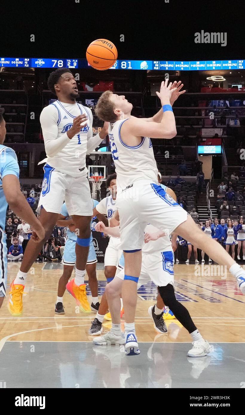 St Louis, Stati Uniti. 14 marzo 2024. Kevin Overton (1) di Drake e Tucker DeVries saltano per la pallacanestro libera nella seconda metà della partita del Missouri Valley Conference Championship Game presso l'Enterprise Center di St Luigi domenica, 10 marzo 2024. Foto di Bill Greenblatt/UPI credito: UPI/Alamy Live News Foto Stock