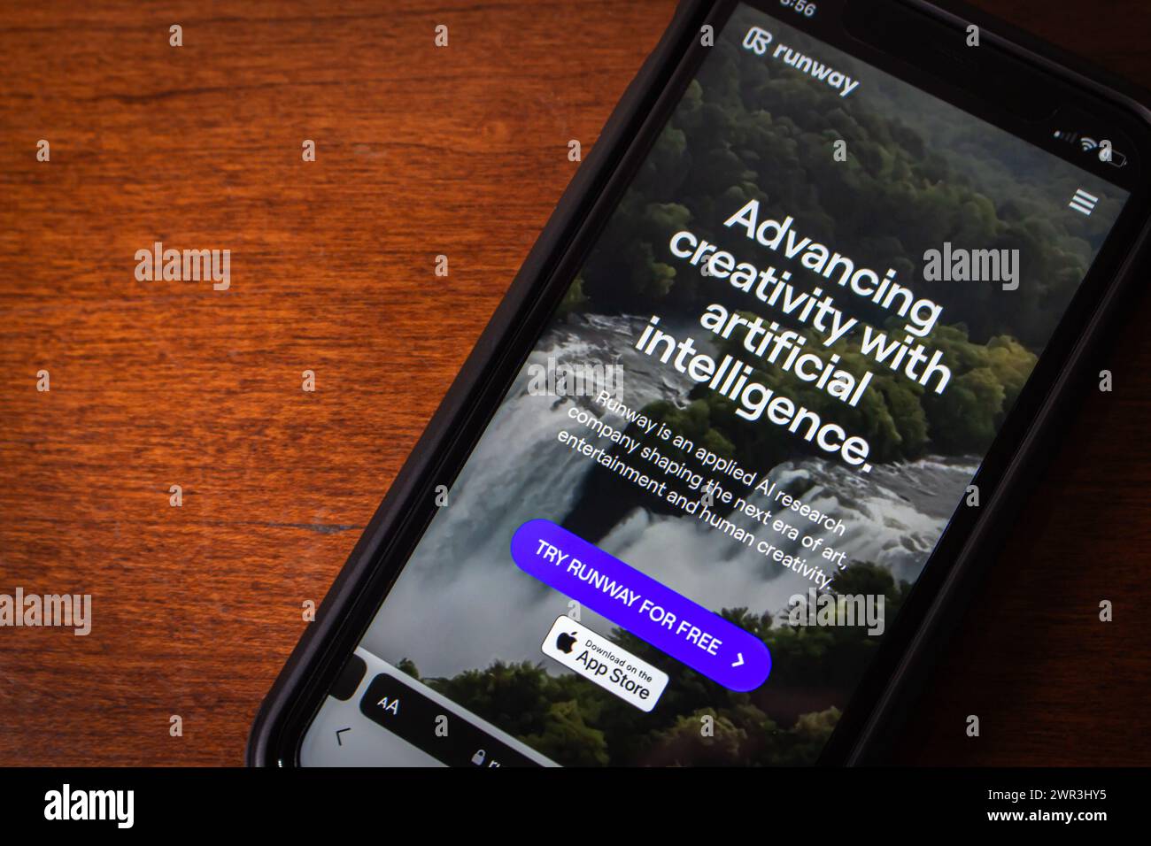 Sito Web di RunwayML, piattaforma ai senza codice per la creazione con video, audio e testo, su iPhone. Runway ai, Inc. È specializzata nella ricerca e nella tecnologia dell'intelligenza artificiale Foto Stock