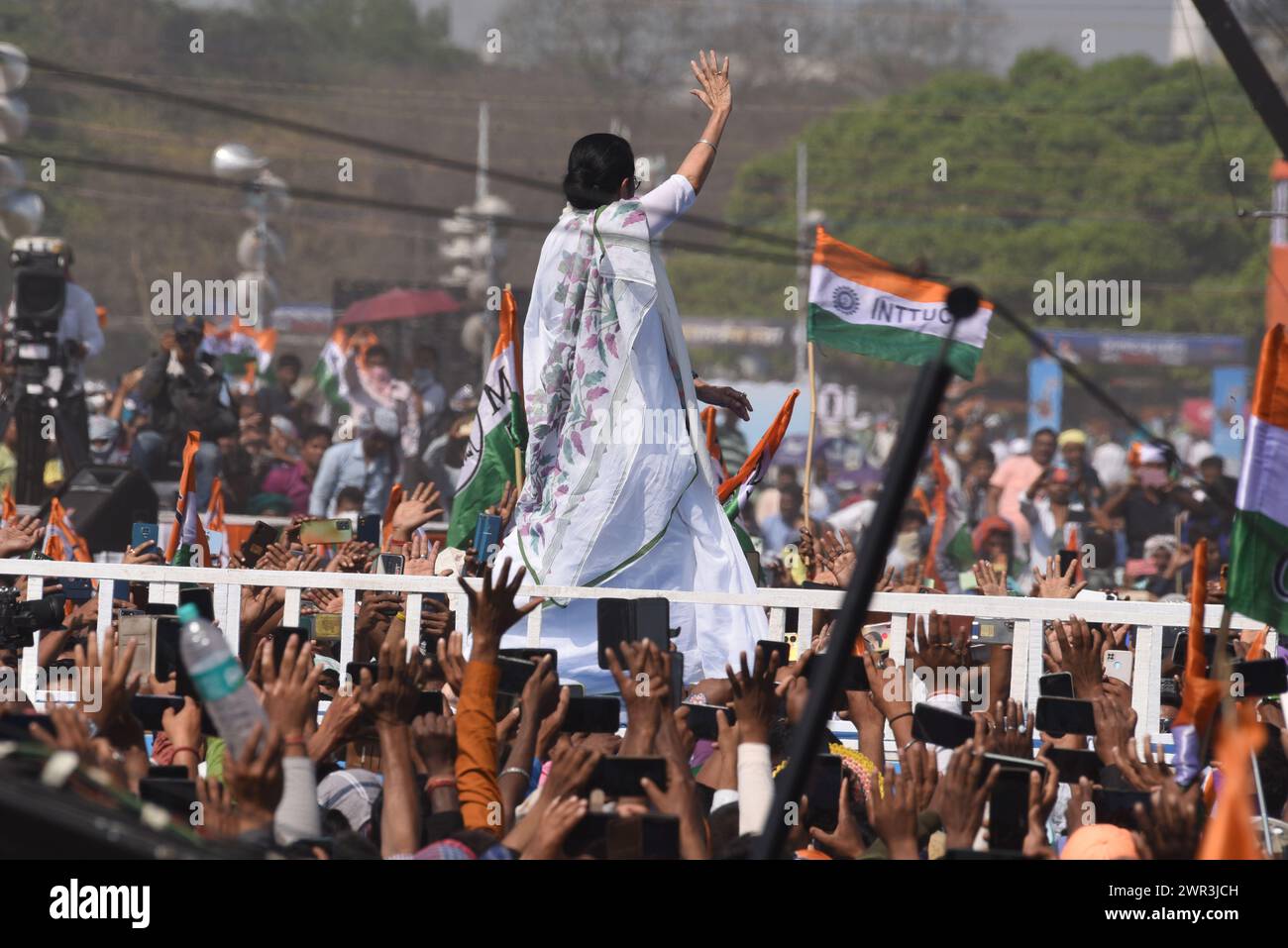 Kolkata, Bengala Occidentale, India. 10 marzo 2024. Mamata Banerjee (C), primo ministro dello stato indiano del Bengala Occidentale e leader del partito del Trinamool Congress (TC) gesti ai sostenitori riuniti in una riunione di massa in vista delle prossime elezioni generali a Kolkata il 10 marzo 2024. (Credit Image: © Dipa Chakraborty/Pacific Press via ZUMA Press Wire) SOLO PER USO EDITORIALE! Non per USO commerciale! Foto Stock