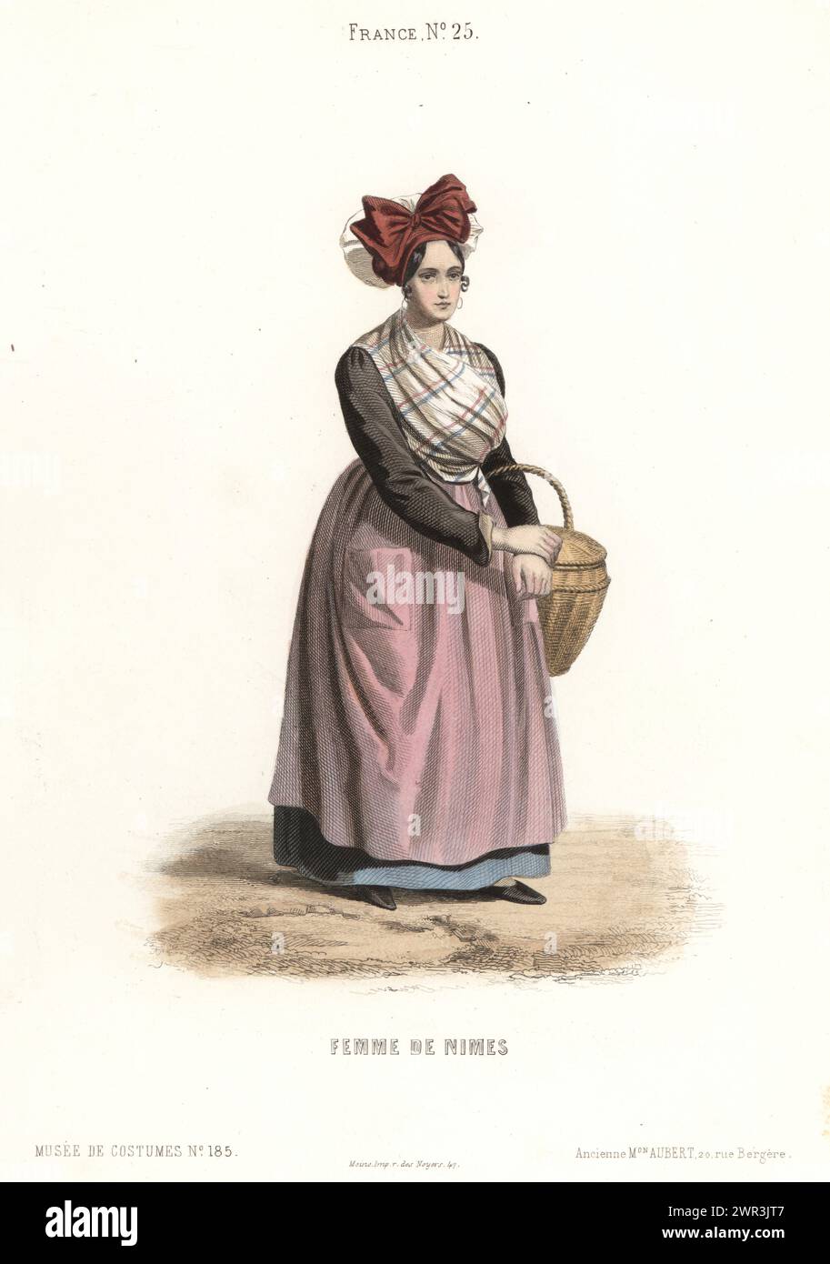 Donna di Nimes, Occitanie, nel sud della Francia. Donna in cuffia con grande nastro legato a fiocco, fichu a scacchi, giacca di cotone, gonne, grembiule con tasche, tenendo in mano un cestello di vimini. Femme de Nimes. Incisione in acciaio colorato a mano dal Musée Cosmopolite, Musée de Costumes, Cosmopolitan Museum, pubblicato dall'ancienne maison Aubert, Parigi, 1850. Foto Stock