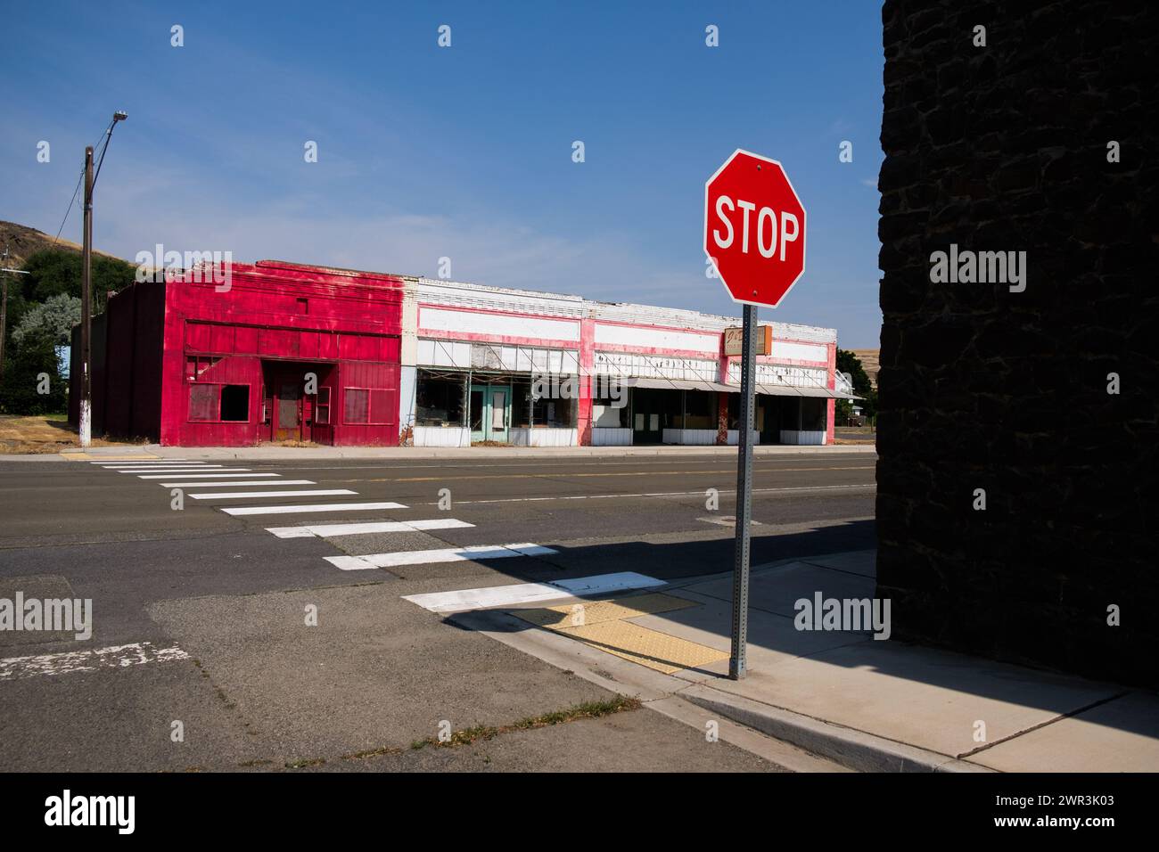 Paesaggio rurale nella parte orientale dello stato di Washington, USA, con segnale di stop. Foto Stock