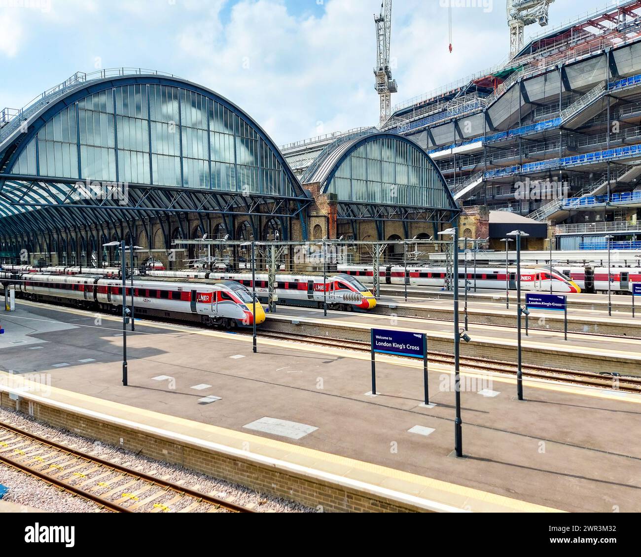 Piattaforme e treni alla stazione ferroviaria di Kings Cross a Londra Foto Stock