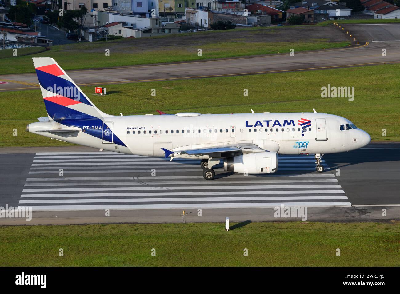 Aereo Airbus A319 LATAM Airlines. Aeromobili di LATAM Airlines Brasile del modello A320. Piano al di sopra della soglia della pista. Foto Stock