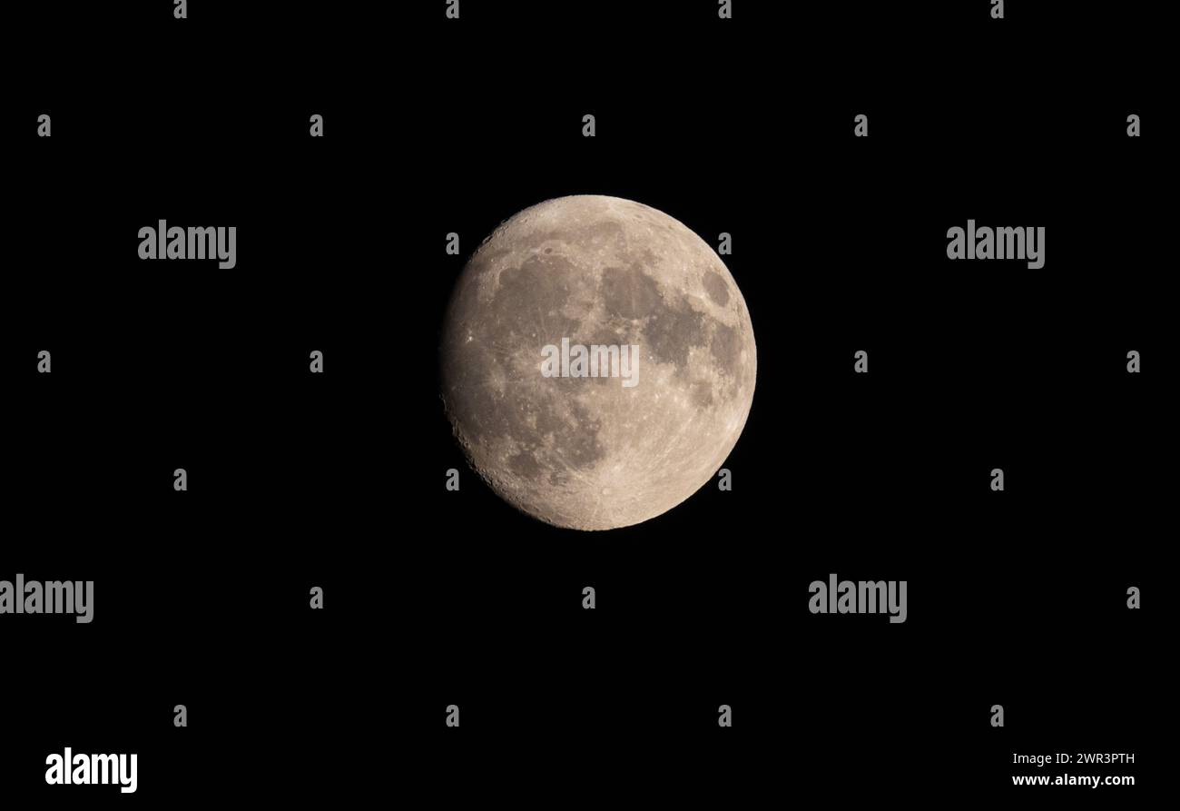 Zunehmender Halbmond in der Nacht über dem Schweizer Kanton Zürich. (Eglisau, Schweiz, 30.07.2023) Foto Stock