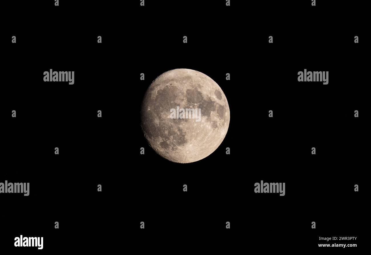 Zunehmender Halbmond in der Nacht über dem Schweizer Kanton Zürich. (Eglisau, Schweiz, 30.07.2023) Foto Stock