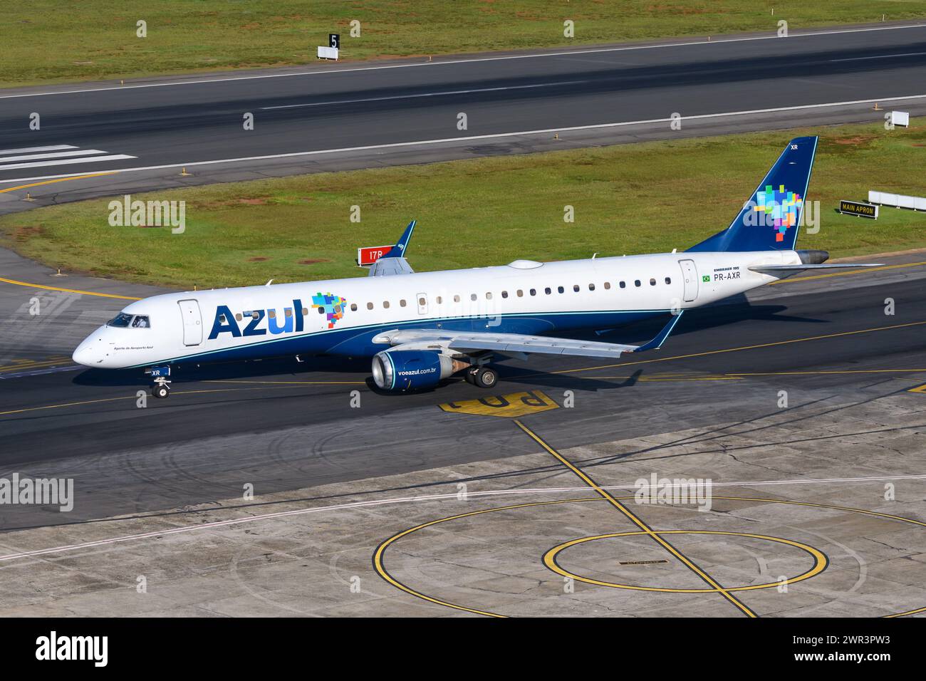 Aeroplani Azul Airlines Embraer 195 in fase di rullaggio. Aereo E195 di Azul Brazilian Airlines. Aereo ERJ-195 della compagnia aerea Azul. Foto Stock