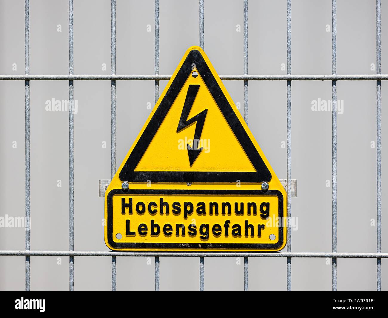 Ein Schild warnt für Hochspannung und der dadurch verbundenen Lebensgefahr. (Rafz, Schweiz, 15.07.2023) Foto Stock