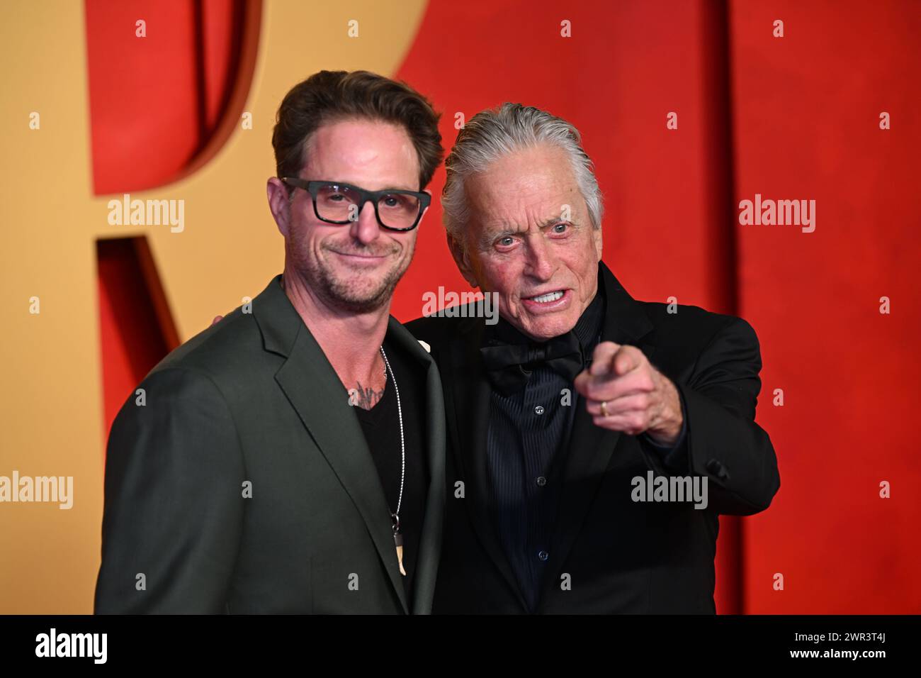 Cameron Douglas (a sinistra) e Michael Douglas partecipano al Vanity Fair Oscar Party tenutosi al Wallis Annenberg Center for the Performing Arts di Beverly Hills, Los Angeles, California, USA. Data foto: Domenica 10 marzo 2024. Foto Stock