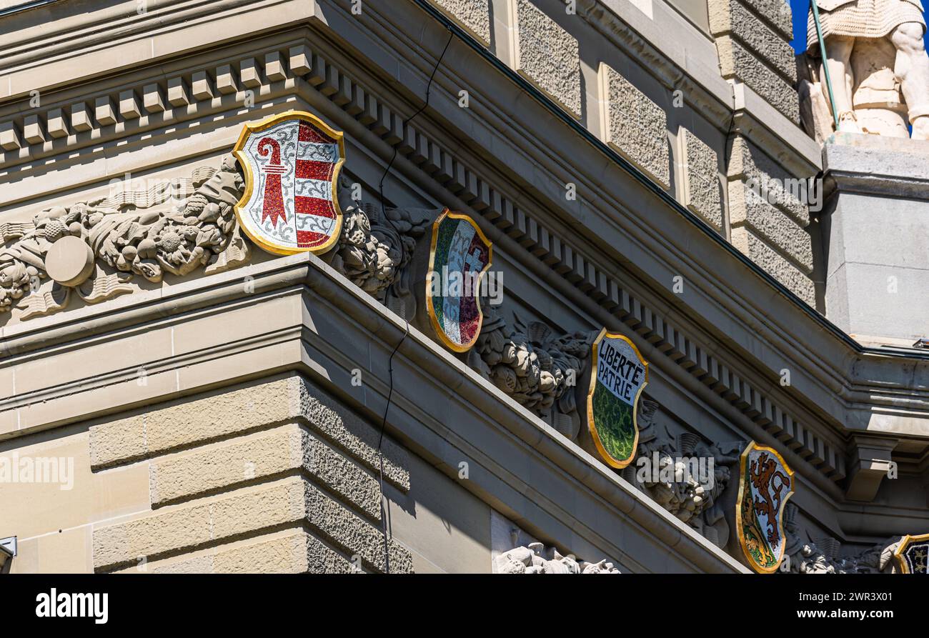 Auf der Südfassade des Bundeshauses sind die Wappen der 26 Schweizer Kanton zu finden. Foto Stock