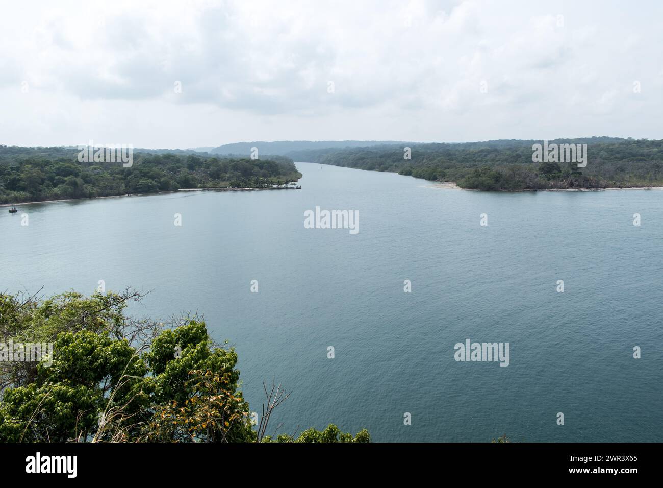 La foce del fiume Chagres sul lato caraibico di Panama. Foto Stock