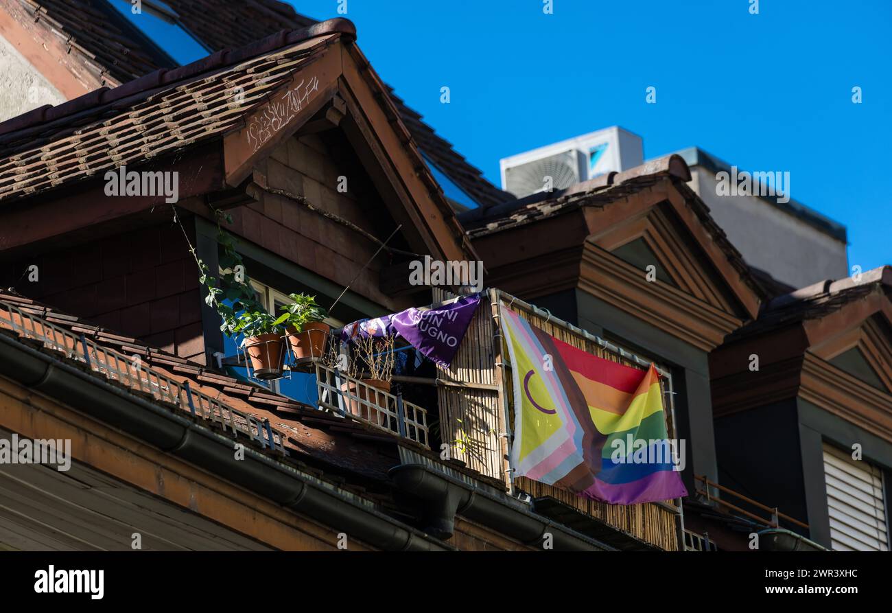 Die neue Flagge der LGBTQI+ Flagge hängt an einem Balkon in der Berner Altstadt. (Berna, Svizzera, 03.08.2023) Foto Stock