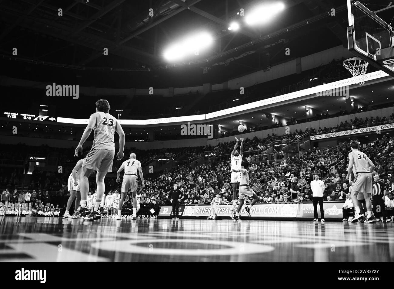 St Thomas - la guardia dei Minnesota Tommies Kendall Blue (1) fa un salto durante un quarto di finale di basket maschile NCAA tra il North Dakota State Bison e la University of St Thomas Tommies al Summit League Championships al Denny Sanford PREMIERE Center di Sioux Falls, South Dakota, domenica 10 marzo 2024. St Thomas ha vinto 68-58.Russell Hons/CSM Foto Stock