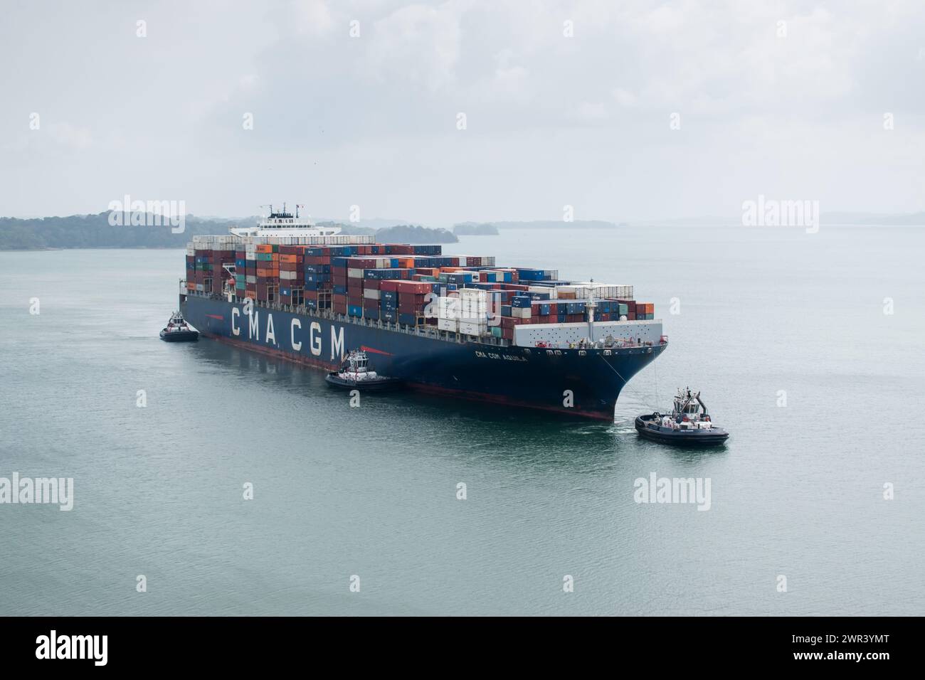 Una nave portacontainer che transita attraverso il Canale di Panama dal lato Pacifico al lato caraibico, vista dal Centro visitatori Agua Clara. Foto Stock