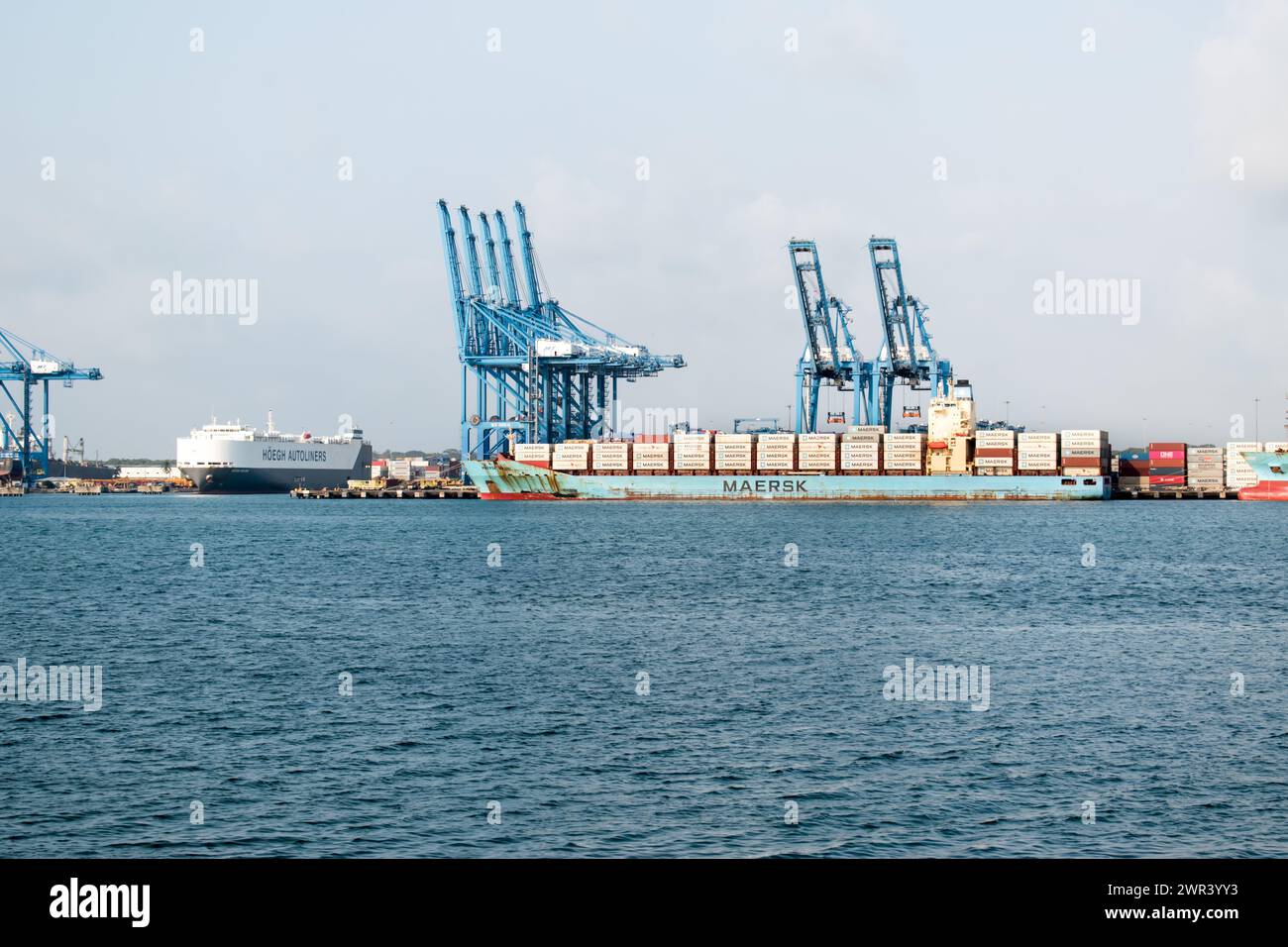 Colon è un punto cruciale per il commercio marittimo e il trasporto, che funge da porta d'accesso al Canale di Panama e collega l'Oceano Atlantico e il Pacifico Foto Stock