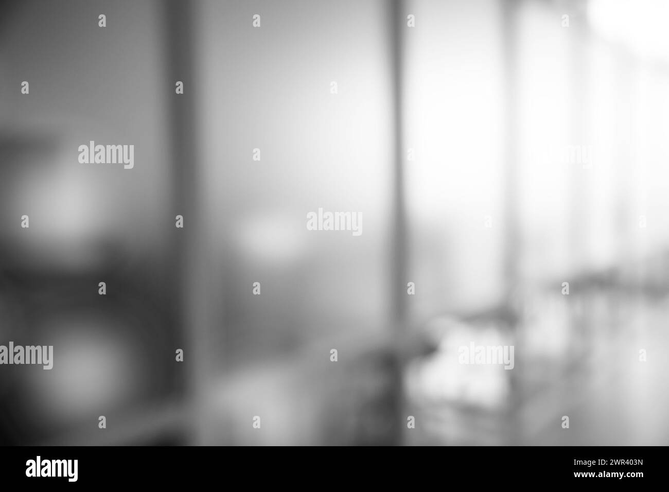 Interni dell'ufficio. Vista sfocata del comodo spazio di lavoro Foto Stock