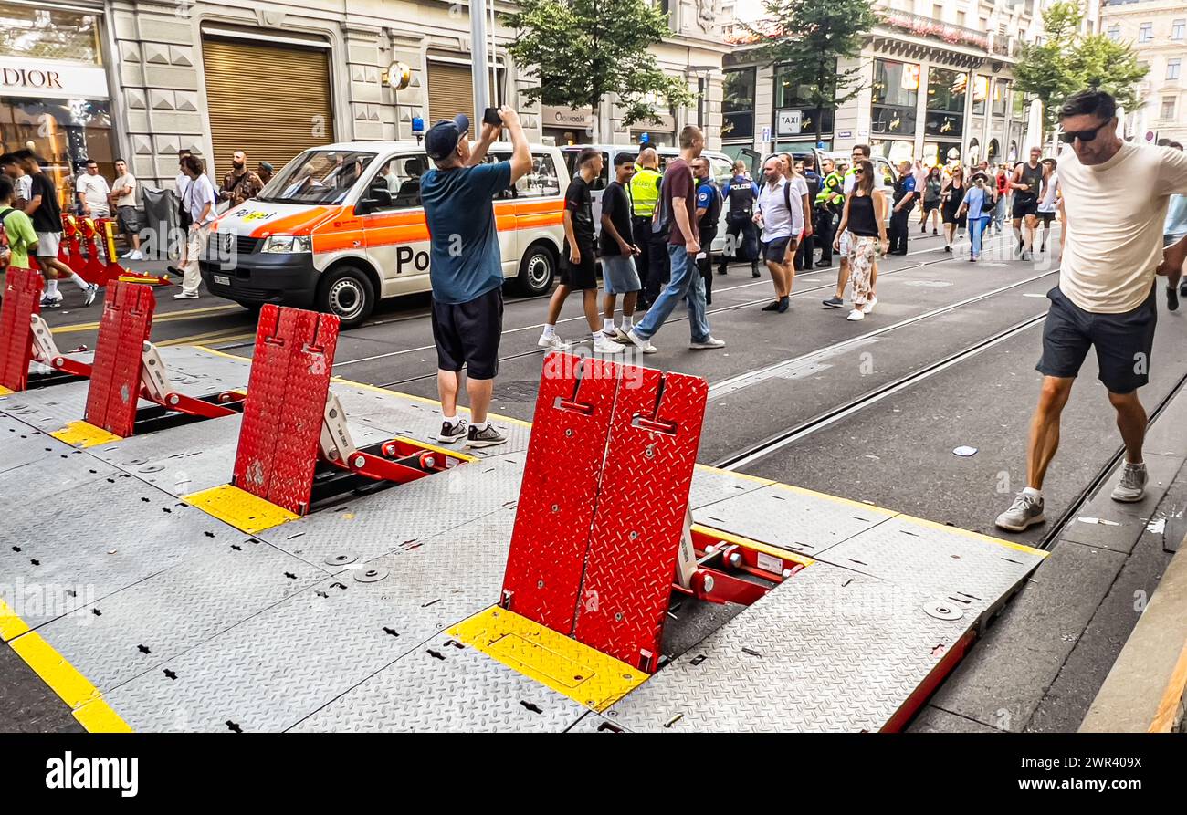 BEI der Bahnhofstrasse wurden von der Stadtpolizei Zürich, an der 30. Zürcher Street Parade, Anti-Terror-Sperren erichtet. (Zürich, Schweiz, 12.08.2 Foto Stock