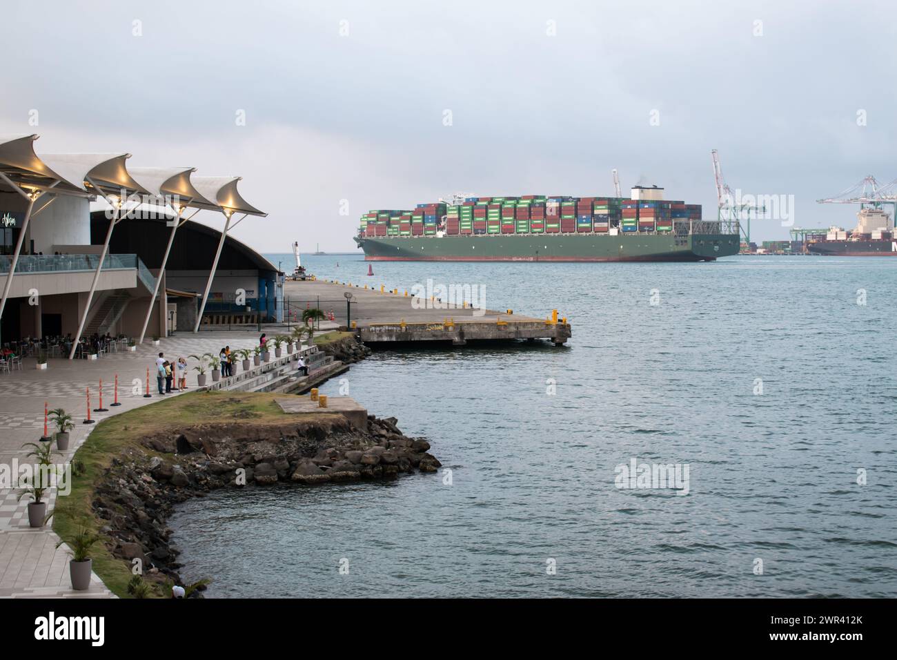 Colon è un punto cruciale per il commercio marittimo e il trasporto, che funge da porta d'accesso al Canale di Panama e collega l'Oceano Atlantico e il Pacifico Foto Stock
