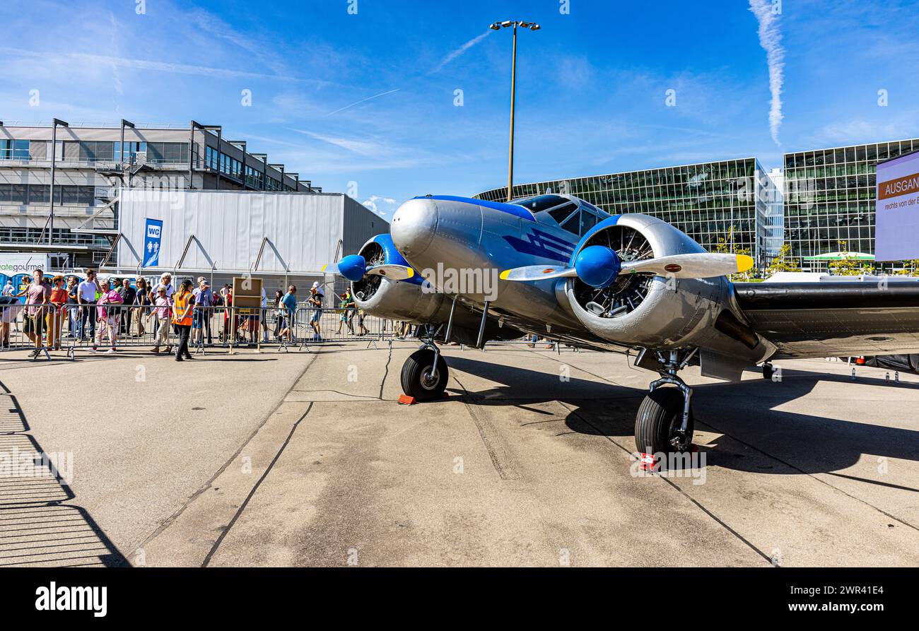 Direkt am Eingang zum Standplatz Tango steht eine Beech 18 S. Tausende Menschen besuchten das dreitägige Flughafenfest zum 75 Jahr Jubiläum des Flugha Foto Stock