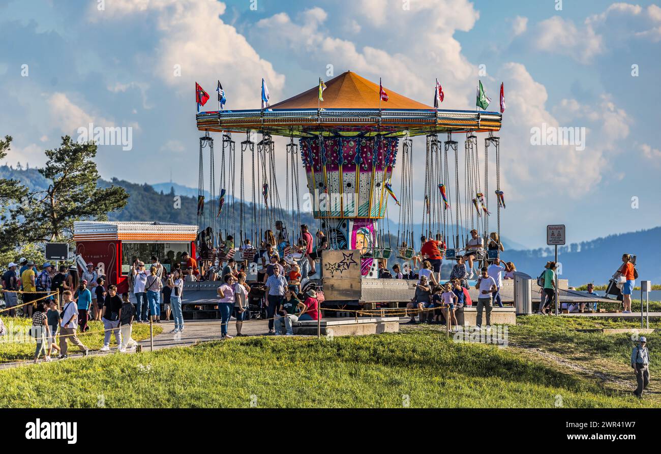 Ein Karussell im Flughafenpark oberhalb des Circle. Die Festbesucher vergnügen sich am Flughafenfest zum 75. Geburtstag des Flughafen Zürich. (Zürich, Foto Stock