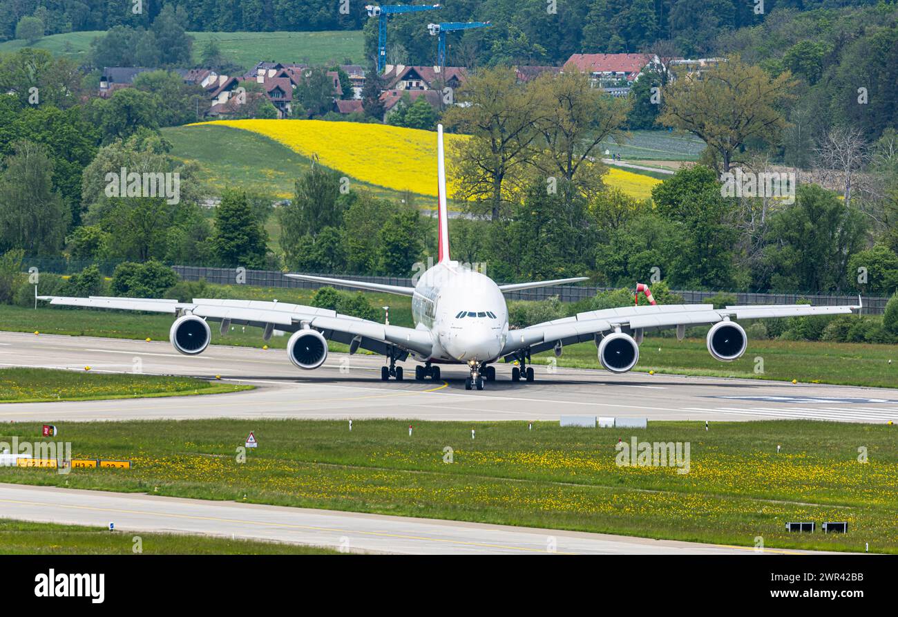 Ein Airbus A380-861 von Emirates Airlines rollt nach der Landung auf dem Flughafen Zürich zum Terminal. Registrazione A6-EEX. (Zürich, Schweiz, 07.05.2 Foto Stock