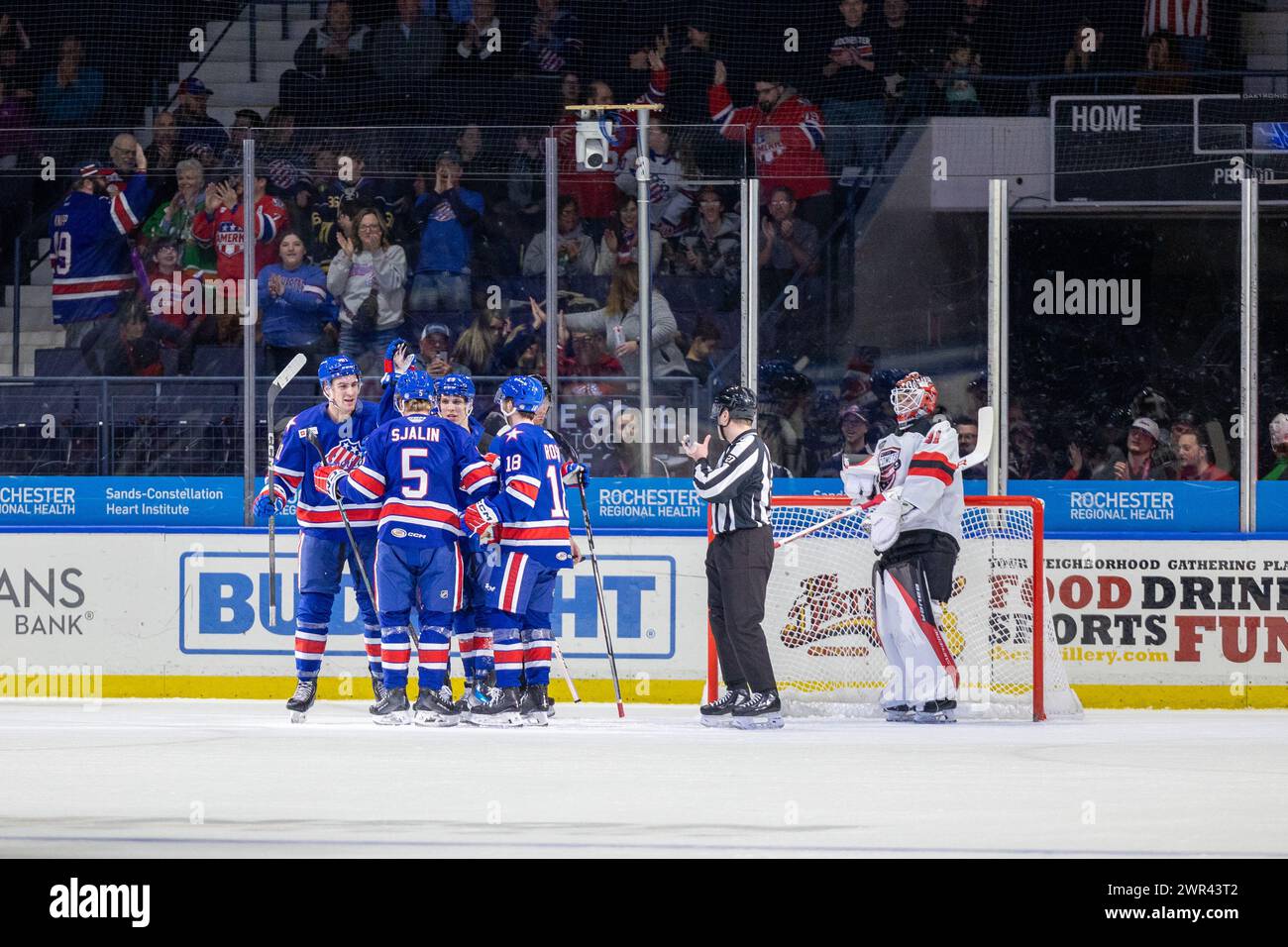 10 marzo 2024: I giocatori dei Rochester Americans festeggiano un gol nel primo periodo contro gli Utica Comets. I Rochester Americans ospitarono gli Utica Comets in una partita della American Hockey League alla Blue Cross Arena di Rochester, New York. (Jonathan tenca/CSM) Foto Stock