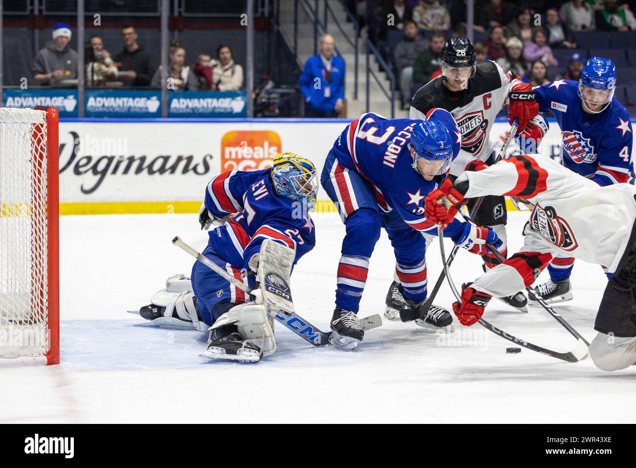 10 marzo 2024: Il portiere dei Rochester Americans Devon Levi (27) nel primo periodo contro gli Utica Comets. I Rochester Americans ospitarono gli Utica Comets in una partita della American Hockey League alla Blue Cross Arena di Rochester, New York. (Jonathan tenca/CSM) Foto Stock