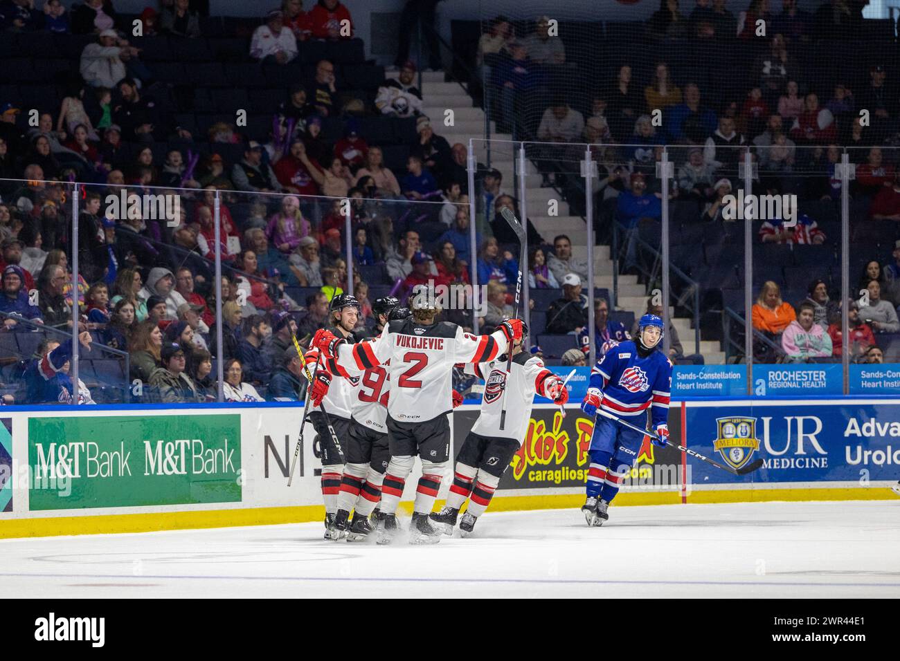 10 marzo 2024: I giocatori degli Utica Comets celebrano un gol nel secondo periodo contro i Rochester Americans. I Rochester Americans ospitarono gli Utica Comets in una partita della American Hockey League alla Blue Cross Arena di Rochester, New York. (Jonathan tenca/CSM) Foto Stock
