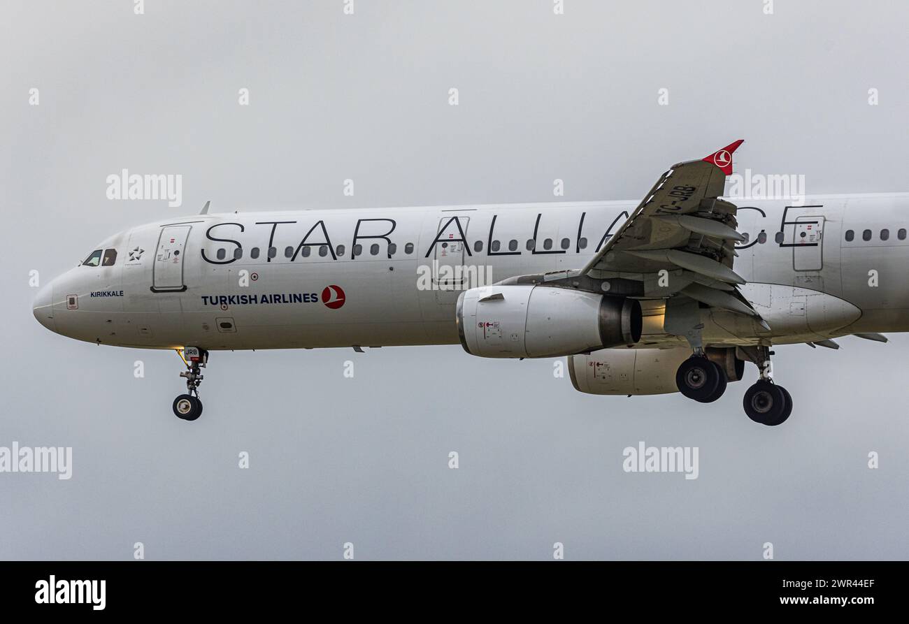 Ein Airbus A321-231 von THY Turkish Airlines befindet sich im Landeanflug auf den Flughafen Zürich. Immatrikulation TC-JRB. (Zürich, Schweiz, 16.01.20 Foto Stock
