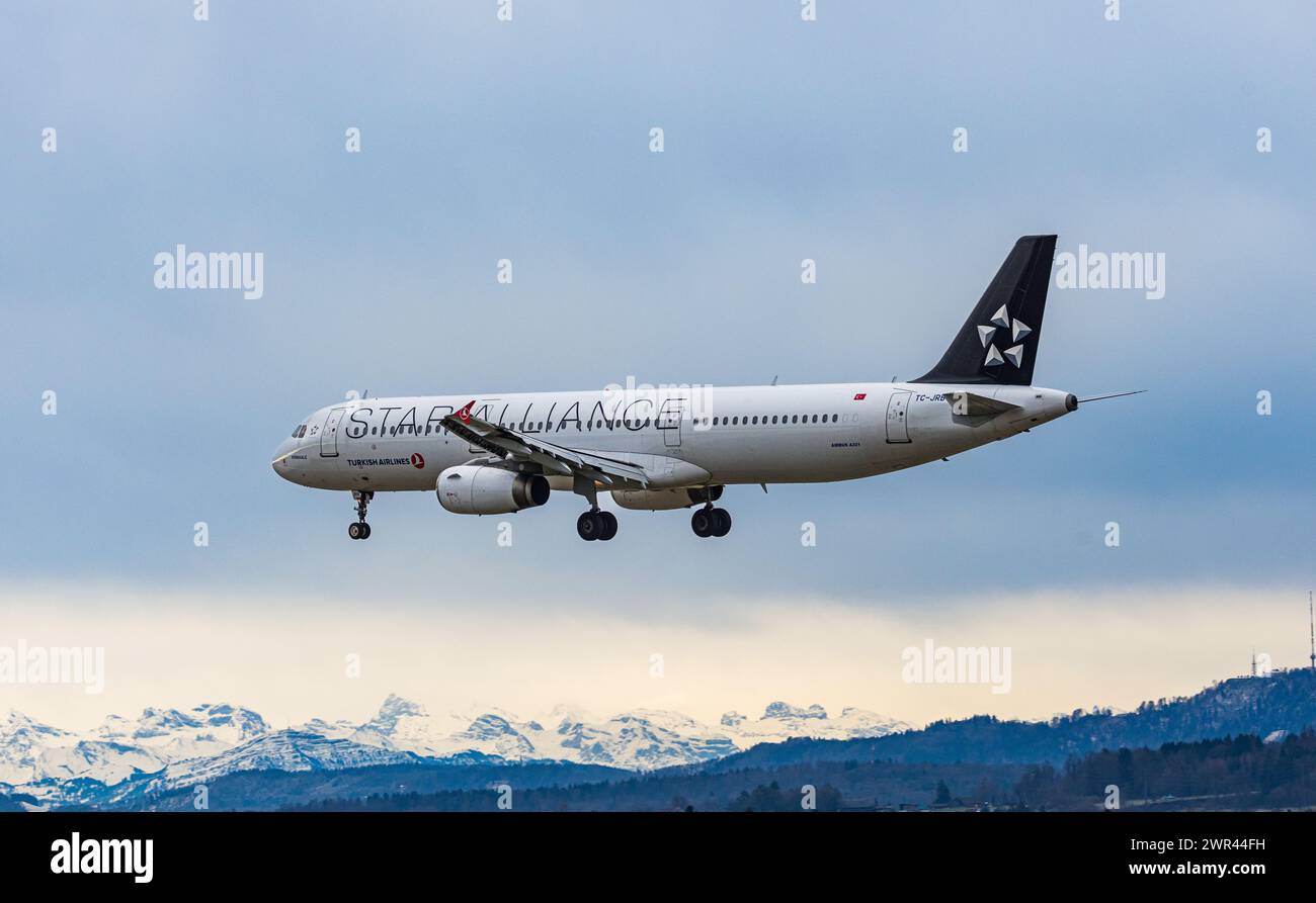 Ein Airbus A321-231 von THY Turkish Airlines befindet sich im Landeanflug auf den Flughafen Zürich. Immatrikulation TC-JRB. (Zürich, Schweiz, 16.01.20 Foto Stock