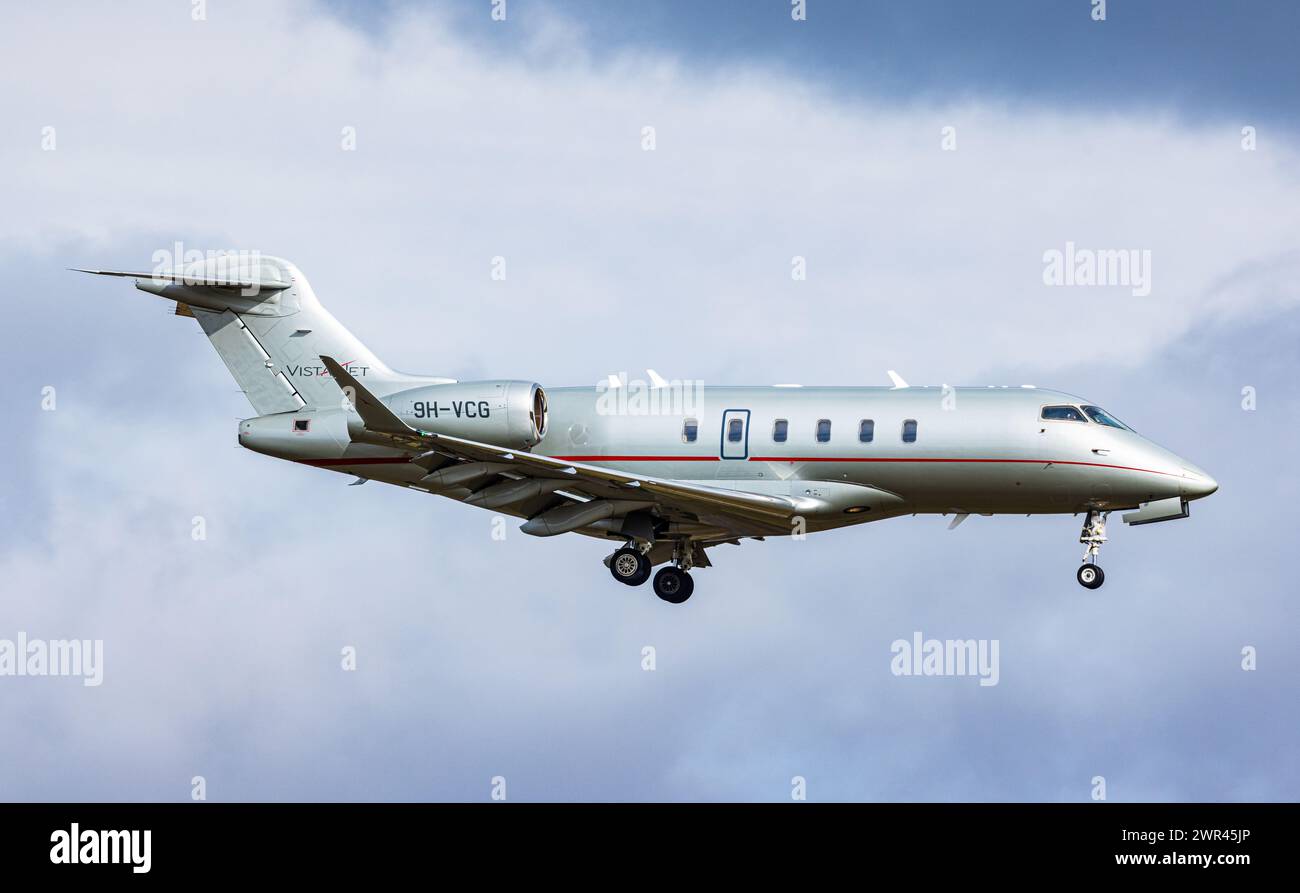 Ein Bombardier Challenger 350 der privaten Charterfluggesellschaft VistaJet Malta befindet sich im Landeanflug auf den Flughafen Zürich. Registrazione Foto Stock