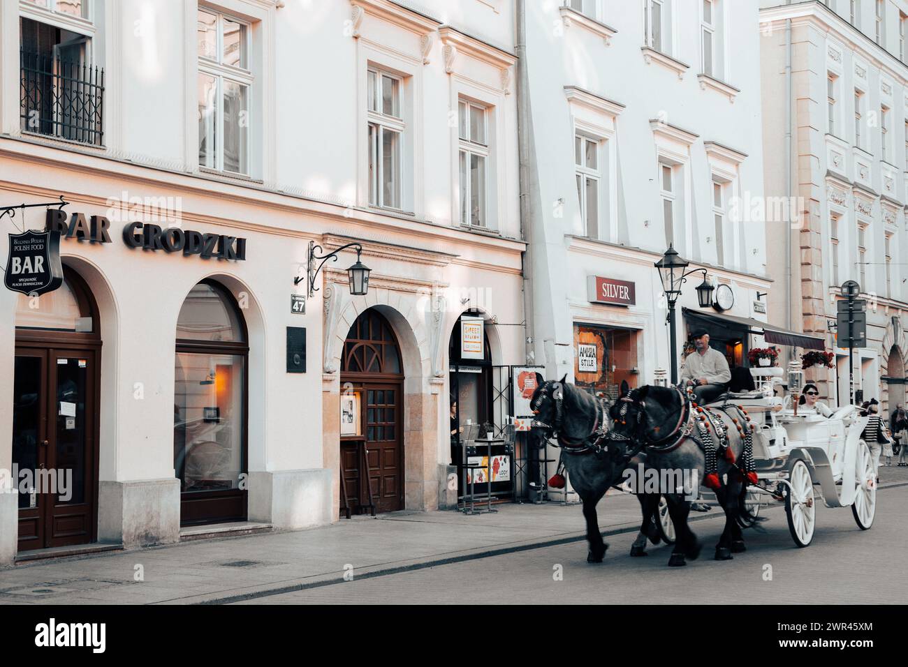 Cracovia, Polonia - 17 giugno 2019 : città vecchia di Cracovia, carrozza con turisti Foto Stock