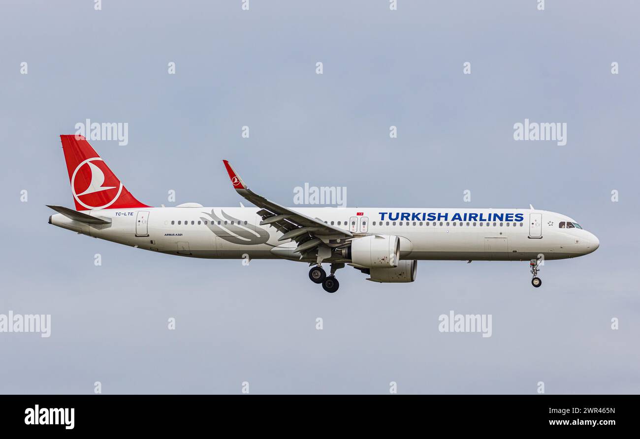 Ein Airbus 321-271NX von THY Turkish Airlines befindet sich im Landeanflug auf den Flughafen Zürich. Der Airbus A321neo mit der Registration TC-LTE IS Foto Stock