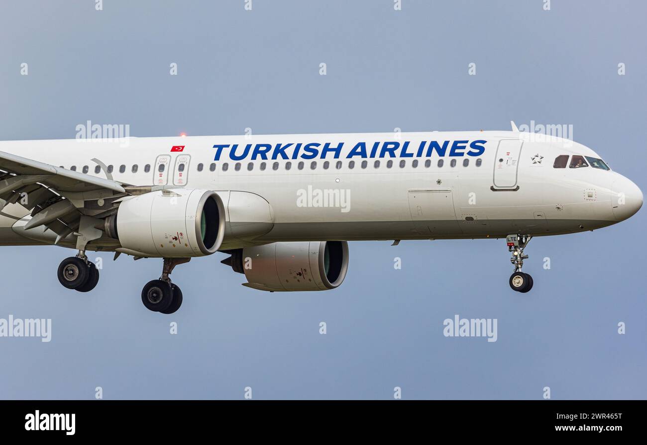 Ein Airbus 321-271NX von THY Turkish Airlines befindet sich im Landeanflug auf den Flughafen Zürich. Der Airbus A321neo mit der Registration TC-LTE IS Foto Stock